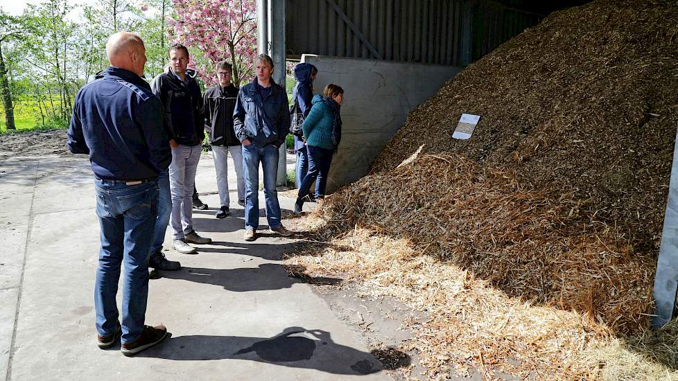 Van den Hengel brengt met de organische reststoffen het organische stofgehalte in de bodem omhoog. ‘Daarmee breng je de cyclus van humusvorming op gang’, vertelt hij.