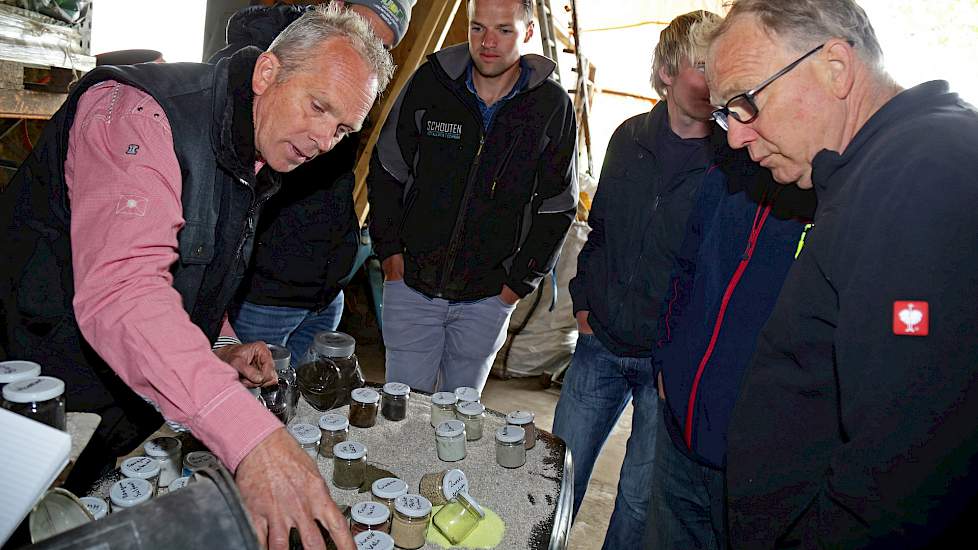 Eddo de Veer van Weerbaar Telen laat diverse mineralen en sporenelementen zien. ‘Een goede voeding voor de plant betekent een goede voeding voor de bodem en er is minder gewasbescherming noodzakelijk.’