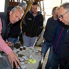 Eddo de Veer van Weerbaar Telen laat diverse mineralen en sporenelementen zien. ‘Een goede voeding voor de plant betekent een goede voeding voor de bodem en er is minder gewasbescherming noodzakelijk.’