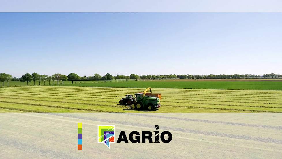 Gras hakselen met een John Deere 8300i en inkuilen in Gelderland