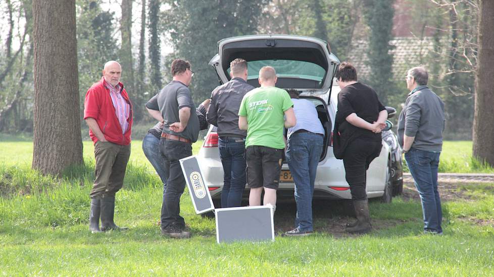 Christel Sonderlo van een Aaltens melkveehouderijbedrijf, bekijkt de vlucht van de drone boven een perceel grasland van een jaar of vijf oud; ‘Zeker in combinatie met het drogestofgehalte, kunnen we straks, als leden van de coöperatie, zeggen wat de infor