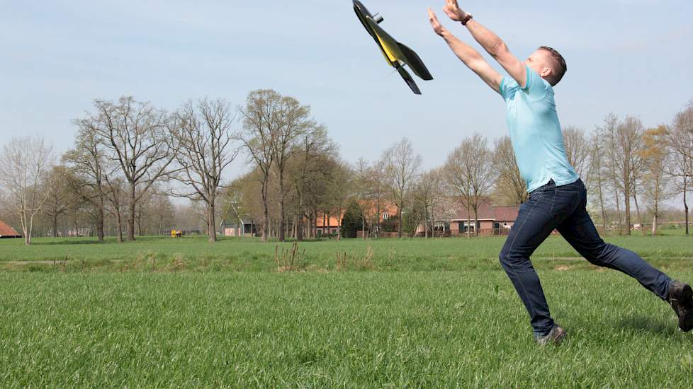 Tom Niehof, ruwvoerspecialist van ForFarmers, zegt over de variatie in grasland dat nu niet alleen meer op visuele beoordeling afgegaan hoeft te worden, maar dat de dronebeelden naast de bodemanalyses samen een soort gewasinspectie vormen. Een minpuntje t