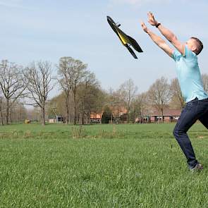 Tom Niehof, ruwvoerspecialist van ForFarmers, zegt over de variatie in grasland dat nu niet alleen meer op visuele beoordeling afgegaan hoeft te worden, maar dat de dronebeelden naast de bodemanalyses samen een soort gewasinspectie vormen. Een minpuntje t