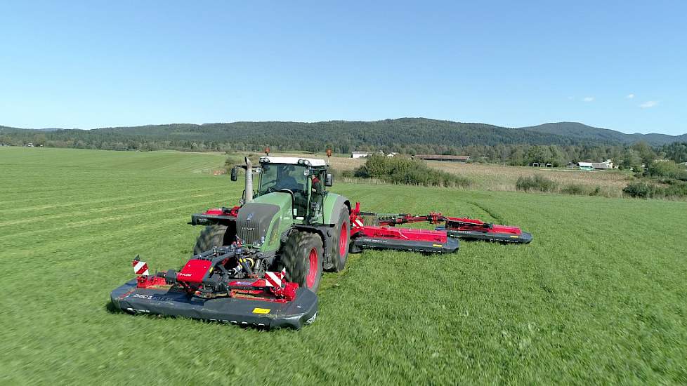 Volgens de importeur is een maaicapaciteit mogelijk van 22,5 hectare per uur. Door de gedwongen besturing van het transportframe is de maaicombinatie goed wendbaar in het veld.