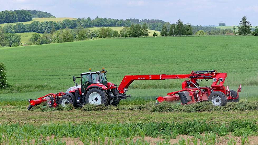 Volgens de importeur is het de bedoeling dat de machine niet alleen gebruikt wordt in luzerne maar ook voor gras. Vooral geitenhouders zouden interesse hebben omdat goede kwaliteit gras bij geiten nog belangrijker is.