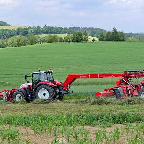 Volgens de importeur is het de bedoeling dat de machine niet alleen gebruikt wordt in luzerne maar ook voor gras. Vooral geitenhouders zouden interesse hebben omdat goede kwaliteit gras bij geiten nog belangrijker is.