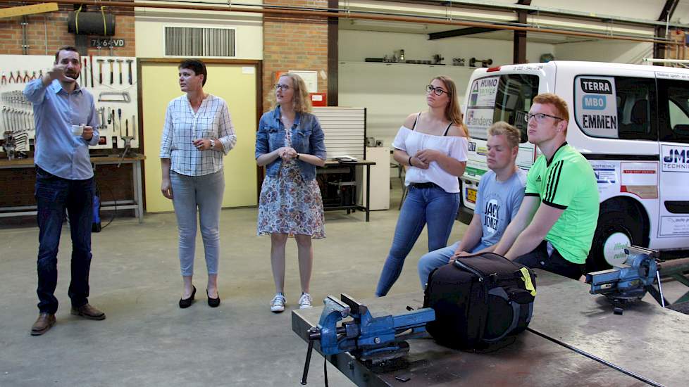 Tweede van links docente Thea Otten die met name leerlingen van niveau 2 in loonwerk, veehouderij en akkerbouw begeleidt (maar niet de instructeur is).